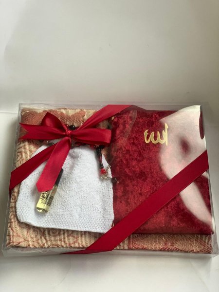 بكج قرءان مع مسبحة ويانس وسجادة صلاة وطاقية وعطر