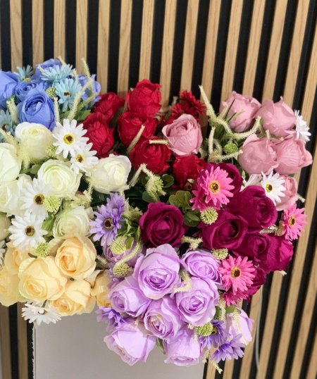 ضمة ورد جوري مع زهرة الاقحوان